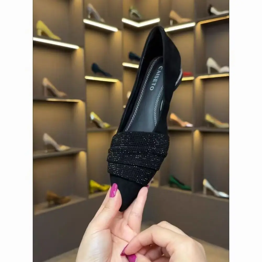 

2025 new pointed fashion versatile temperament spring and autumn simple rhinestone shallow mouth single shoes flat women's shoes