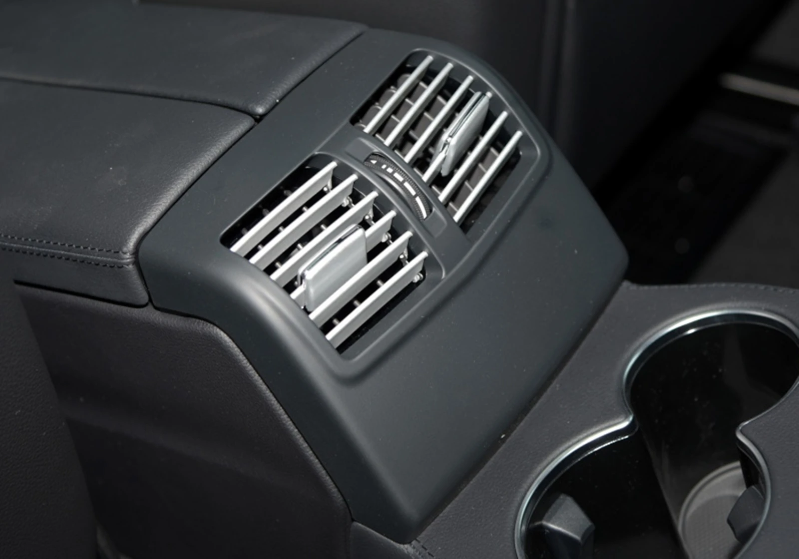 

Car Rear Air Conditioning Air Vent Rolling Wheel Base Roller Outlet For Mercedes BENZ C Class W204 E Class W212 W207 GLK Class