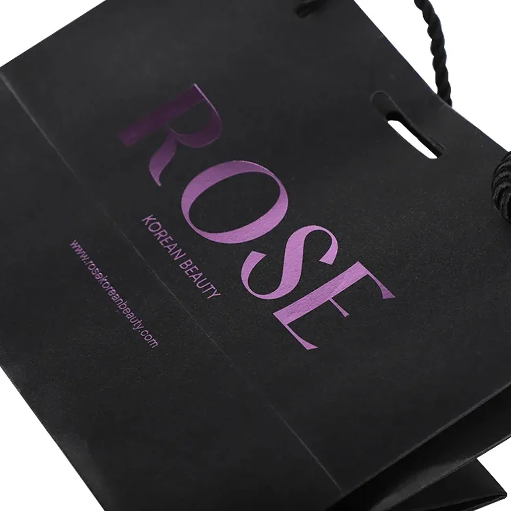 Sac en papier noir de luxe personnalisé, promotion, emballage cadeau, estampage à chaud, logo en feuille d'or violet imprimé avec poignée en ruban pour bijoux