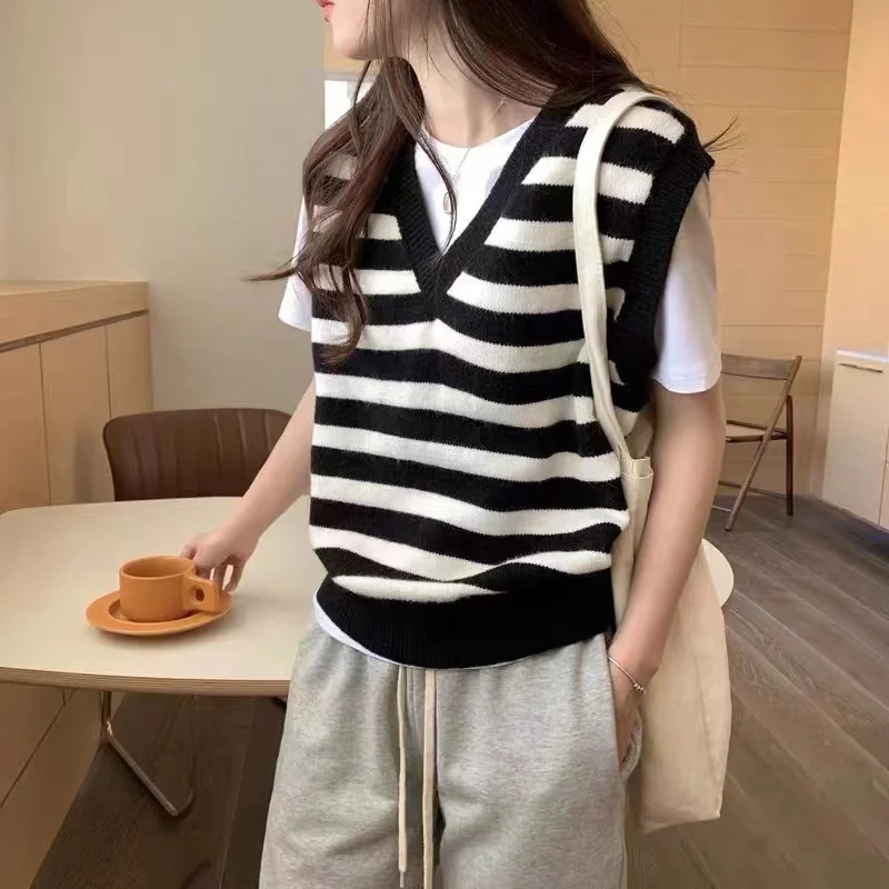 Women's knitted waistcoat V-neck loose sleeveless sweater folded tank top vintage black and white striped pure wool jacket
