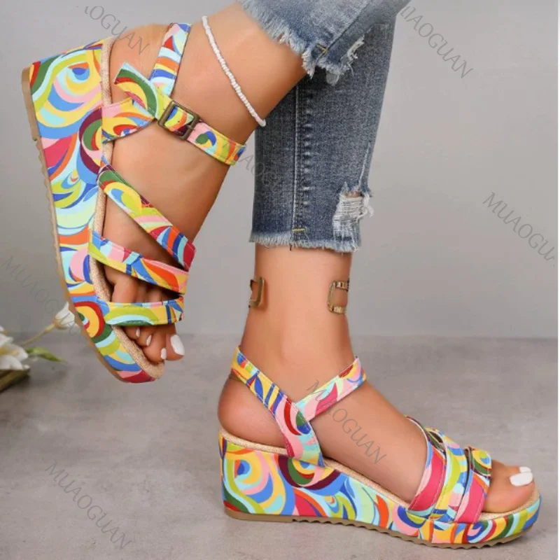 Bunte Keilabsatz-Schuhe für Damen 2026 Neue Roma Mode-Sandalen Retro Ethnische Druck-Plateauschuhe Damen-Pantoletten Freizeitschuhe