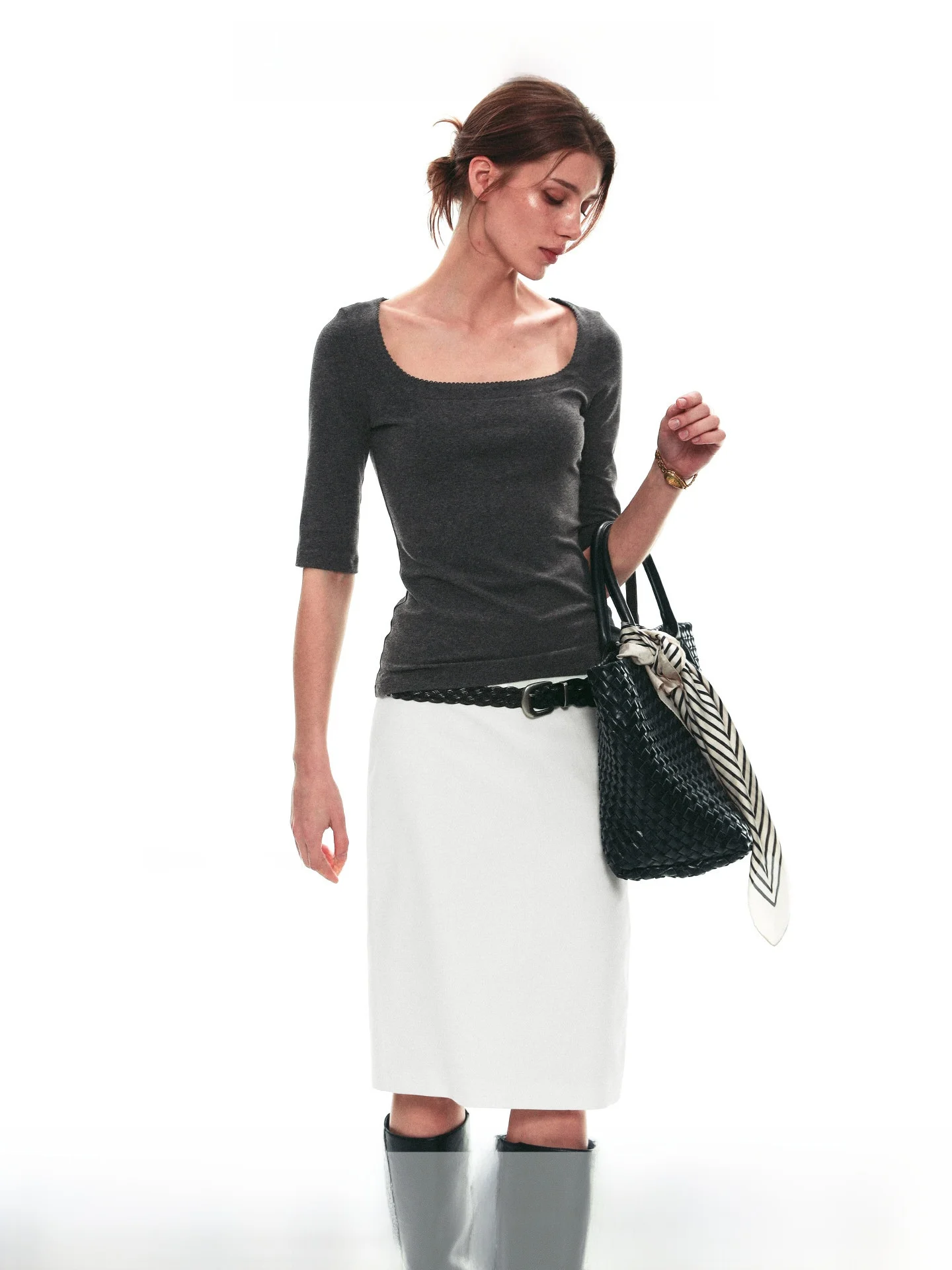 

Женская трикотажная футболка Slim Fit с коротким рукавом и U-образным вырезом, повседневный стиль, летняя мода, коллекция Single Moment 26SS, топы с рукавом до локтя