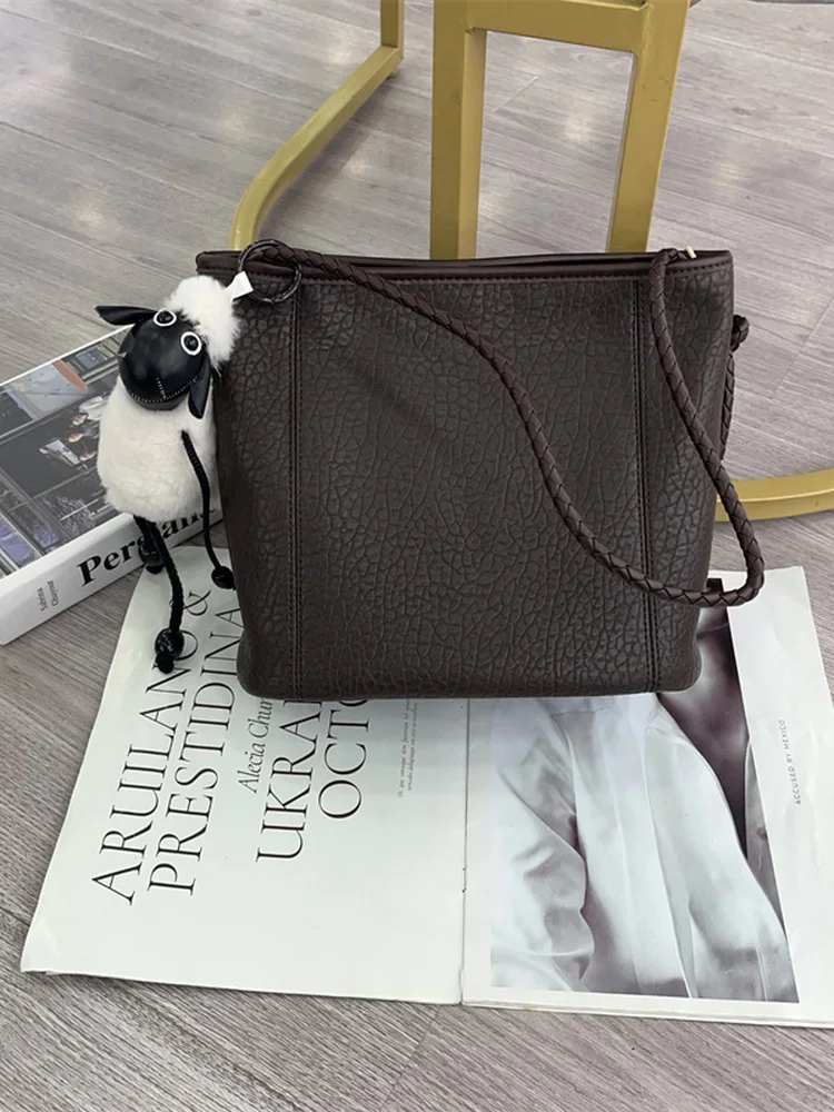 

Новинка 2025, модная корейская сумка-ведро с каменным узором, тканый плечевой ремень, цветная повседневная сумка через плечо для женщин