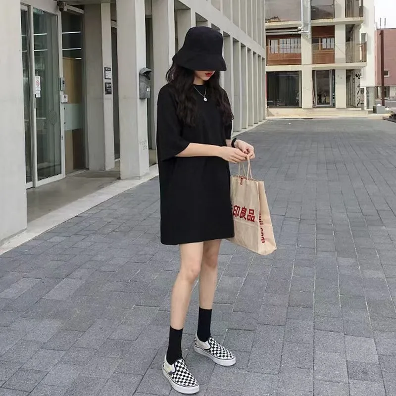 تي شيرت أمريكي ريترو متوسط الطول بأكمام قصيرة لفستان نسائي صيفي أسود فضفاض، ملابس غير رسمية كبيرة الحجم