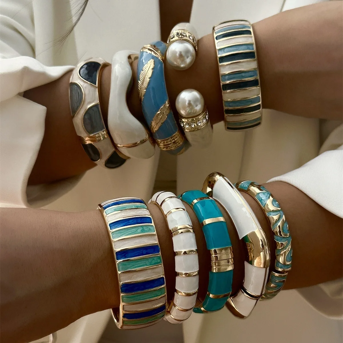 Trendige blau-weiße Emaille-Manschettenarmbänder für Damen und Herren, Vintage, unregelmäßige Streifen, stapelbarer Armreif, Partyschmuck – Detail 25