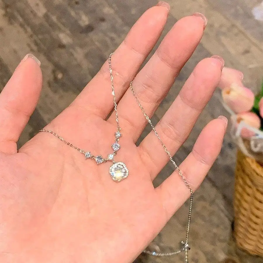ht Luxury Zircon Square Sugar Sparkling Diamond Necklace for Women, Simple and Unique Design Choker with Elegant Feel, Versatile Collarbone Chain Trend