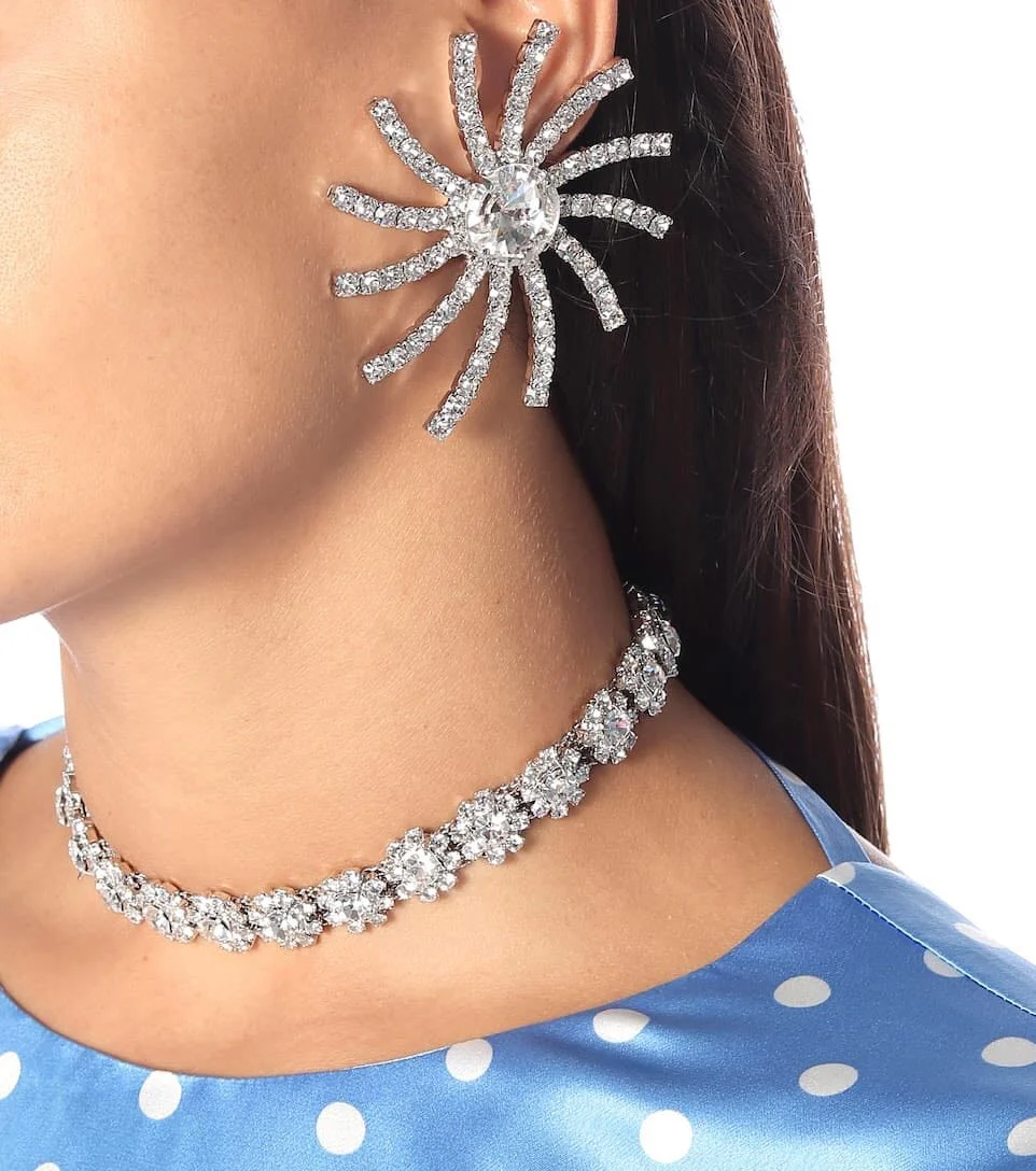 

Light luxury temperament, high-end sense, simple personality, versatile flower crystal necklace