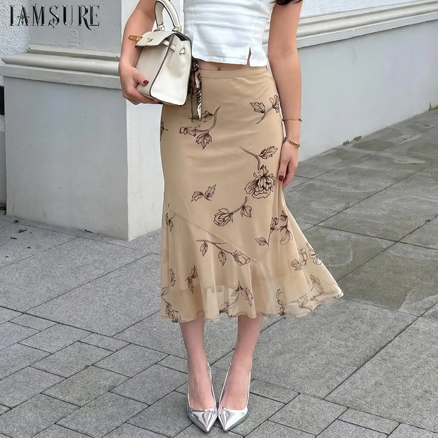 Falda midi de mujer con estampado floral en beige almendrado, dobladillo asimétrico con volantes, cintura alta, estilo lápiz de malla satinada, elegante prenda inferior.
