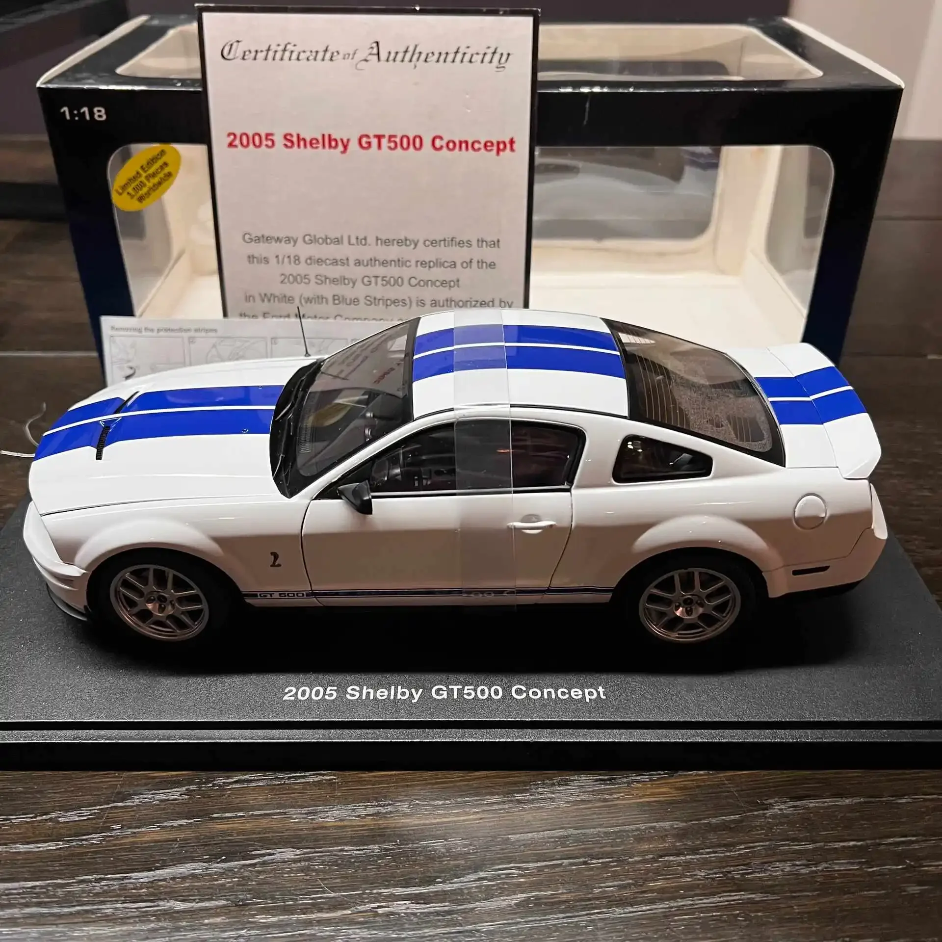 Autoart 1:18 Shelby GT500 2005 Simulatie Limited Edition Volledig Open Alloy Metalen Statisch Automodel Speelgoed Cadeau