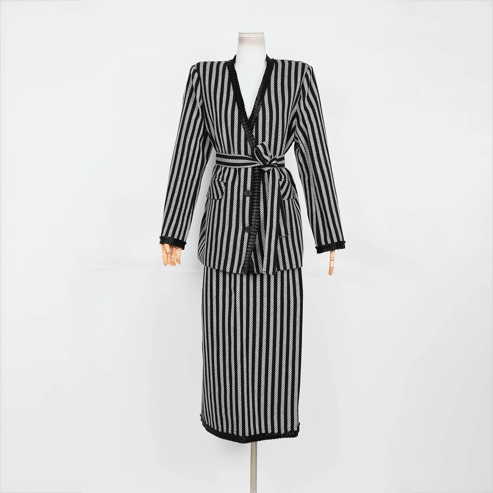 

Женский комплект из двух предметов высокого качества на весну, черно-белую полоску, блейзер с поясом и юбка-миди, элегантный офисный женский наряд