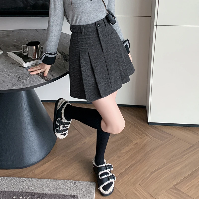 กระโปรงสั้นทรงเอไลน์เอวสูงสไตล์วินเทจผ้าขนสัตว์สำหรับผู้หญิง รุ่นใหม่ประจำปี 2025 สไตล์วินเทจสำหรับฤดูใบไม้ร่วงและฤดูหนาว กระโปรงพลีททรงสเก็ตเตอร์ลำลอง