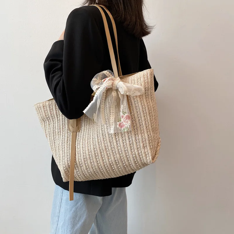 Borsa da donna estiva di grande capacità 2024 nuova edizione coreana borsa a tracolla semplice borsa da spiaggia da donna portatile intrecciata in erba di moda