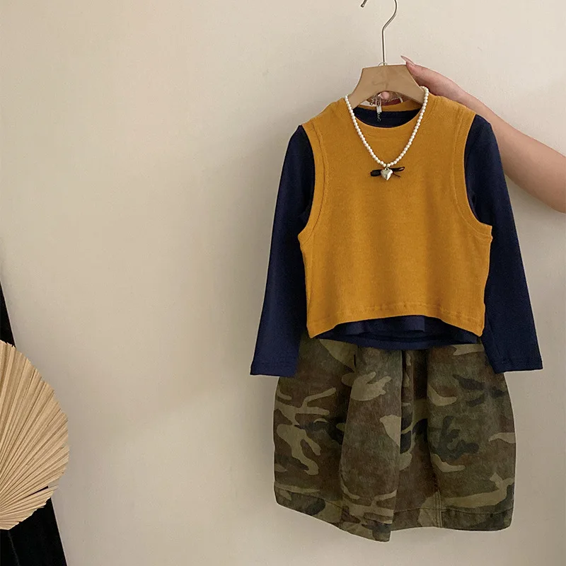 

Комплект для девочек, осень 2023, желтый вязаный жилет в корейском стиле, темно-синий базовый слой, камуфляжные широкие повседневные брюки, комплект из трех предметов