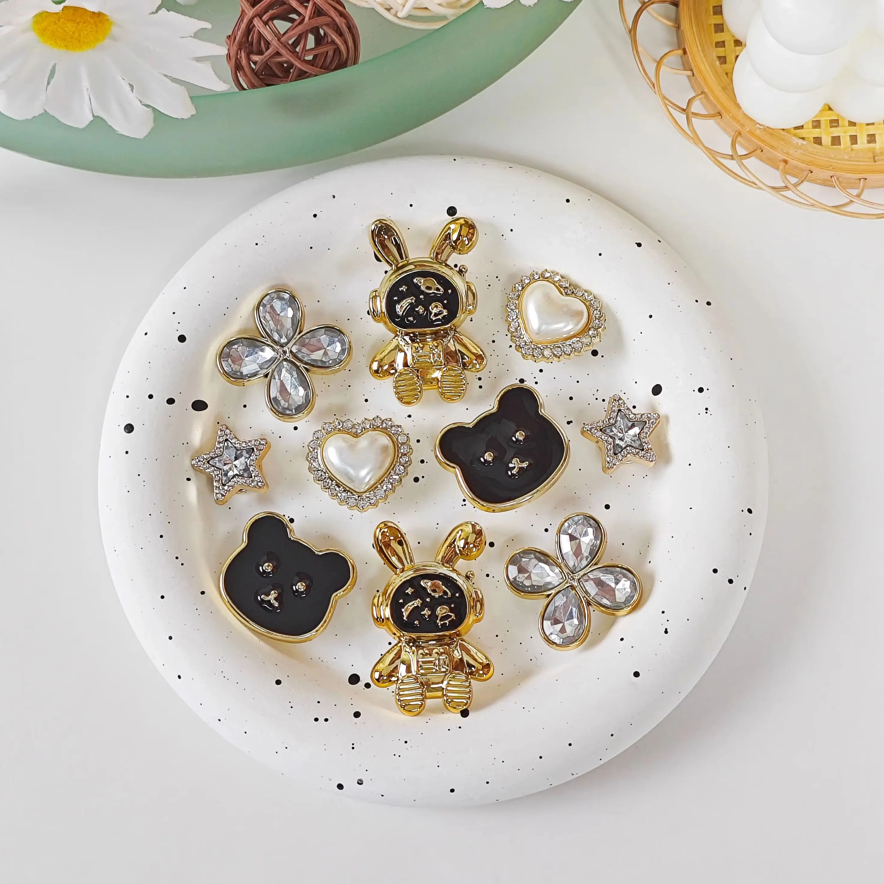 10Pcs DIY Shoe Decoration Charms Shiny Rabbit, Bear, Heart, Flower, Star Decorative Buckles Non-Metal Lightweight Material Y2K Fashion Versatile Cute Personality Style for Men and Women Suitable for Eva Beach Shoes, Sandals, Removable Shoe Decoration, Holiday Gift
