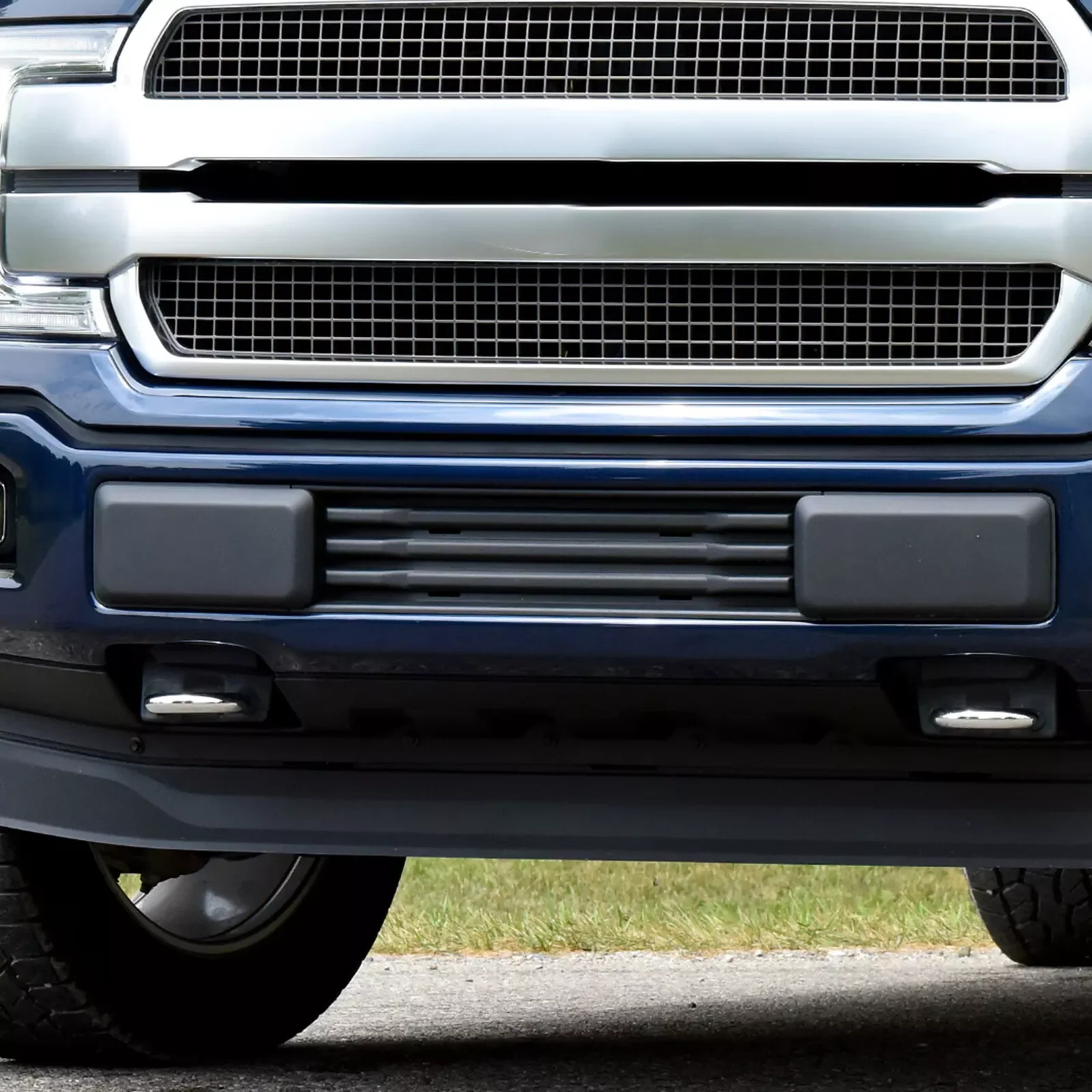 المصد الأمامي المركزي لوحة الكسوة الشواية السفلية باللون الأسود لسيارة Ford F150 2018-2020