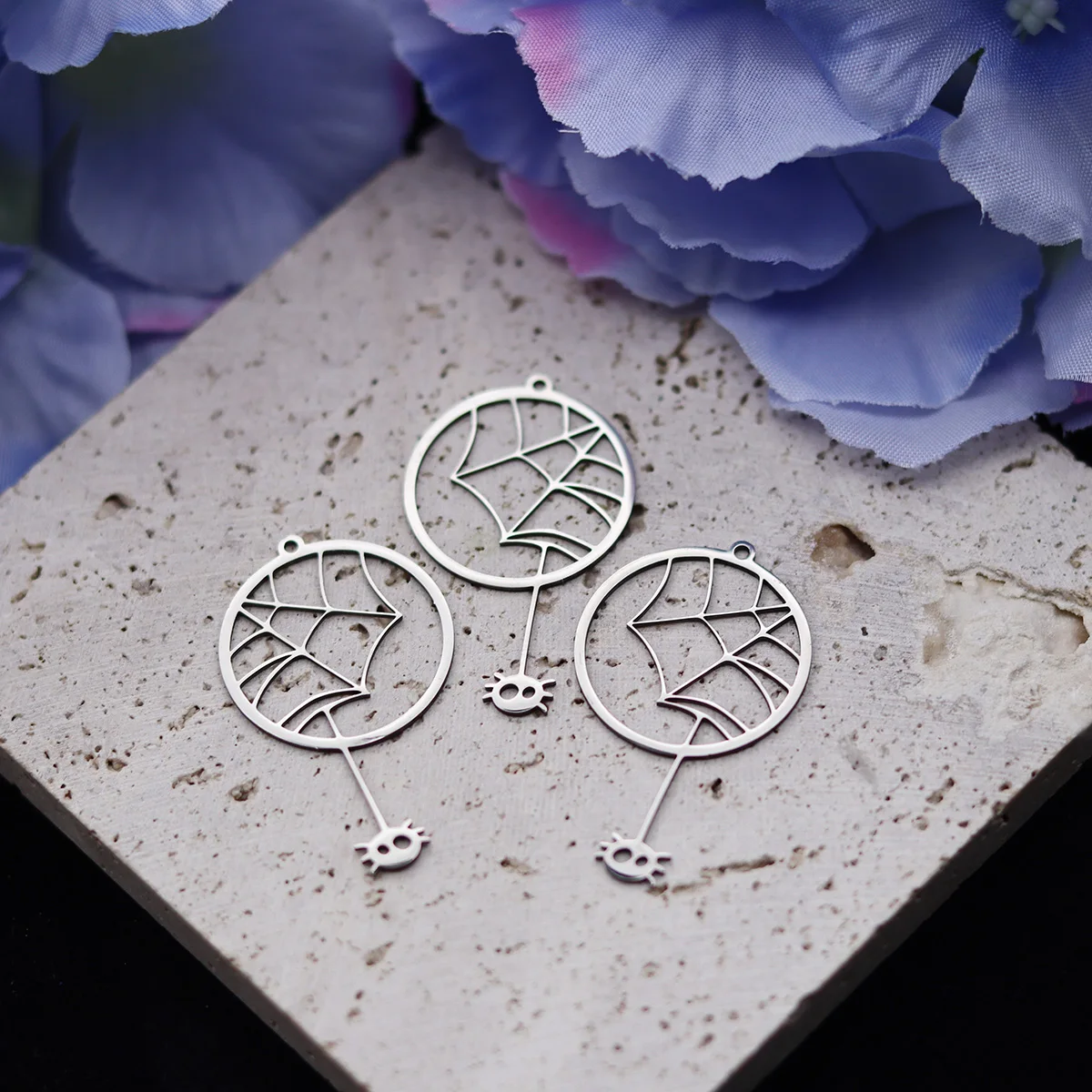 3Pcs Stainless Steel Round Design Halloween Evil Terrifying And Bizarre Spider Web Ghost Pendant Earrings Necklace Accessies