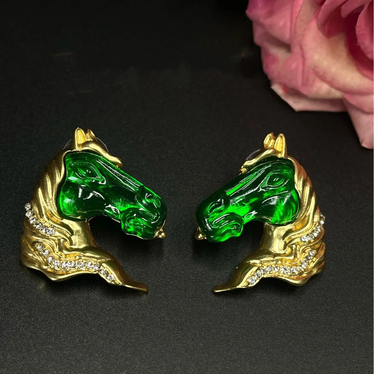 

Vintage court style emerald horse head light luxury temperament earrings