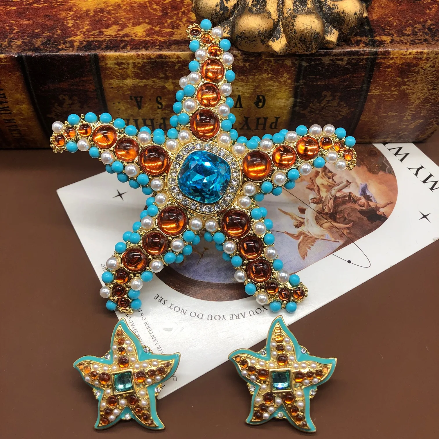 

Набор брошей и сережек с жемчугом, цирконами и кристаллами в форме морской звезды