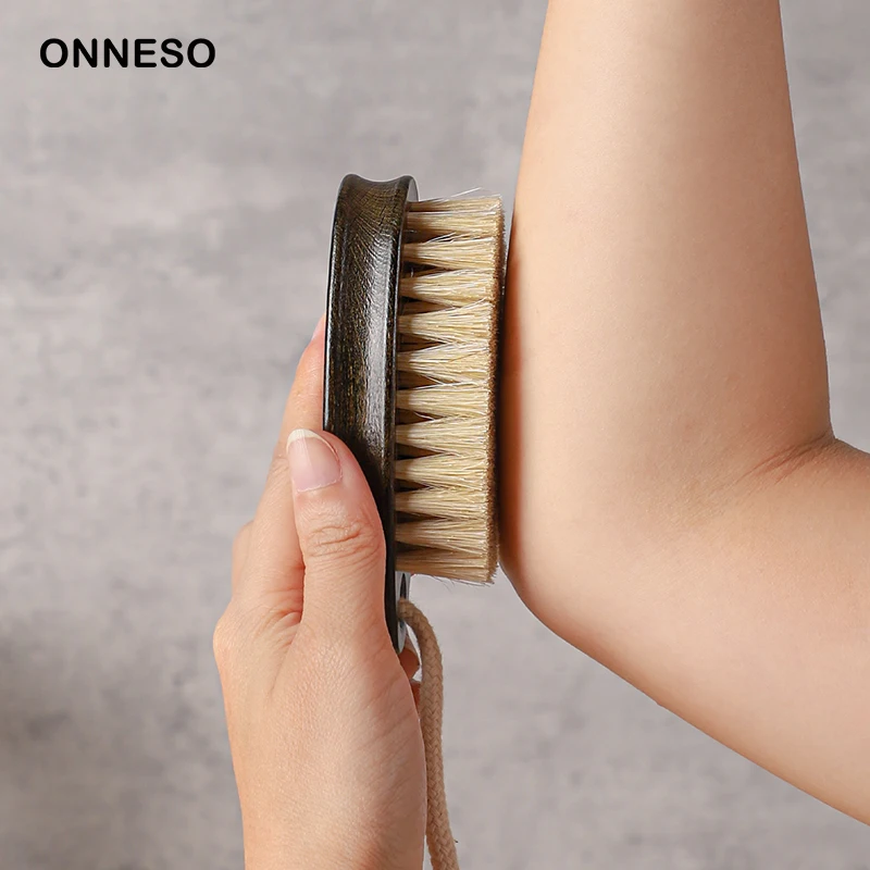 Brosse corporelle minimaliste avec manche en bois, poils de sanglier fins et denses, applicateur de lotion pour le corps et d'huile essentielle