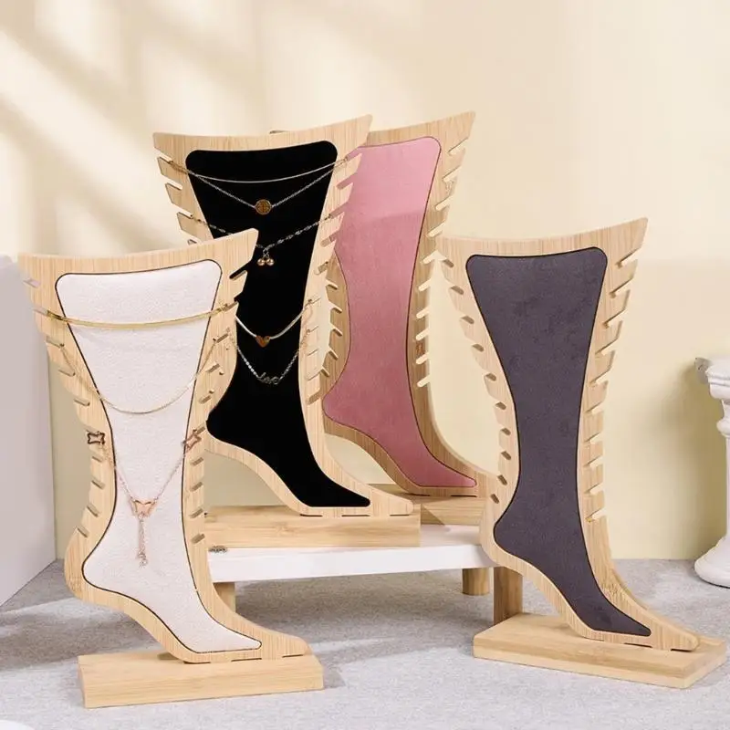 رف عرض مجوهرات من خشب الخيزران على شكل قدم مع منظم قلادات أنيقة من المخمل الناعم