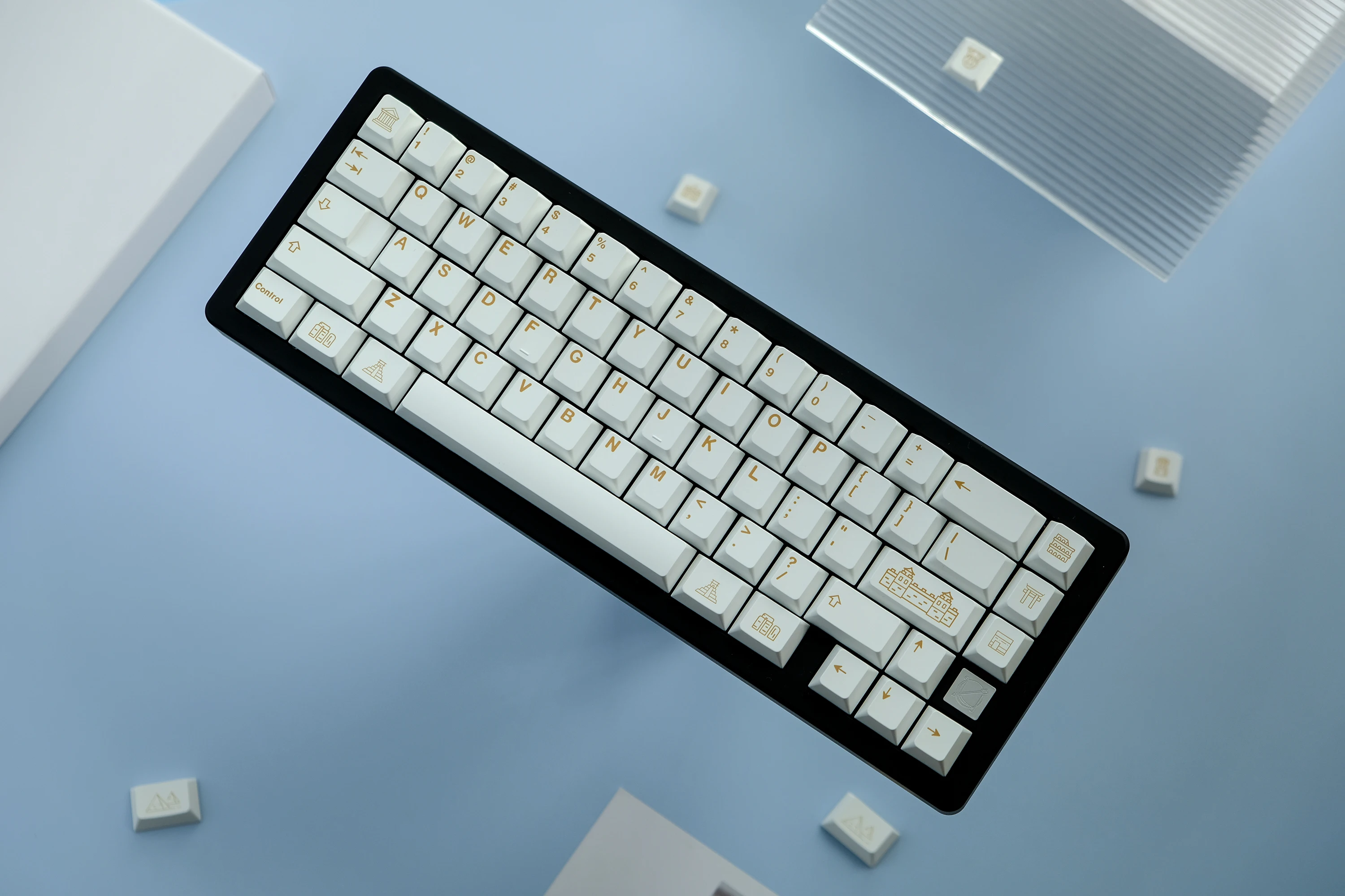 أغطية مفاتيح إبداعية مخصصة مكونة من 135 مفتاحًا PBT أصلية عالية التسامي