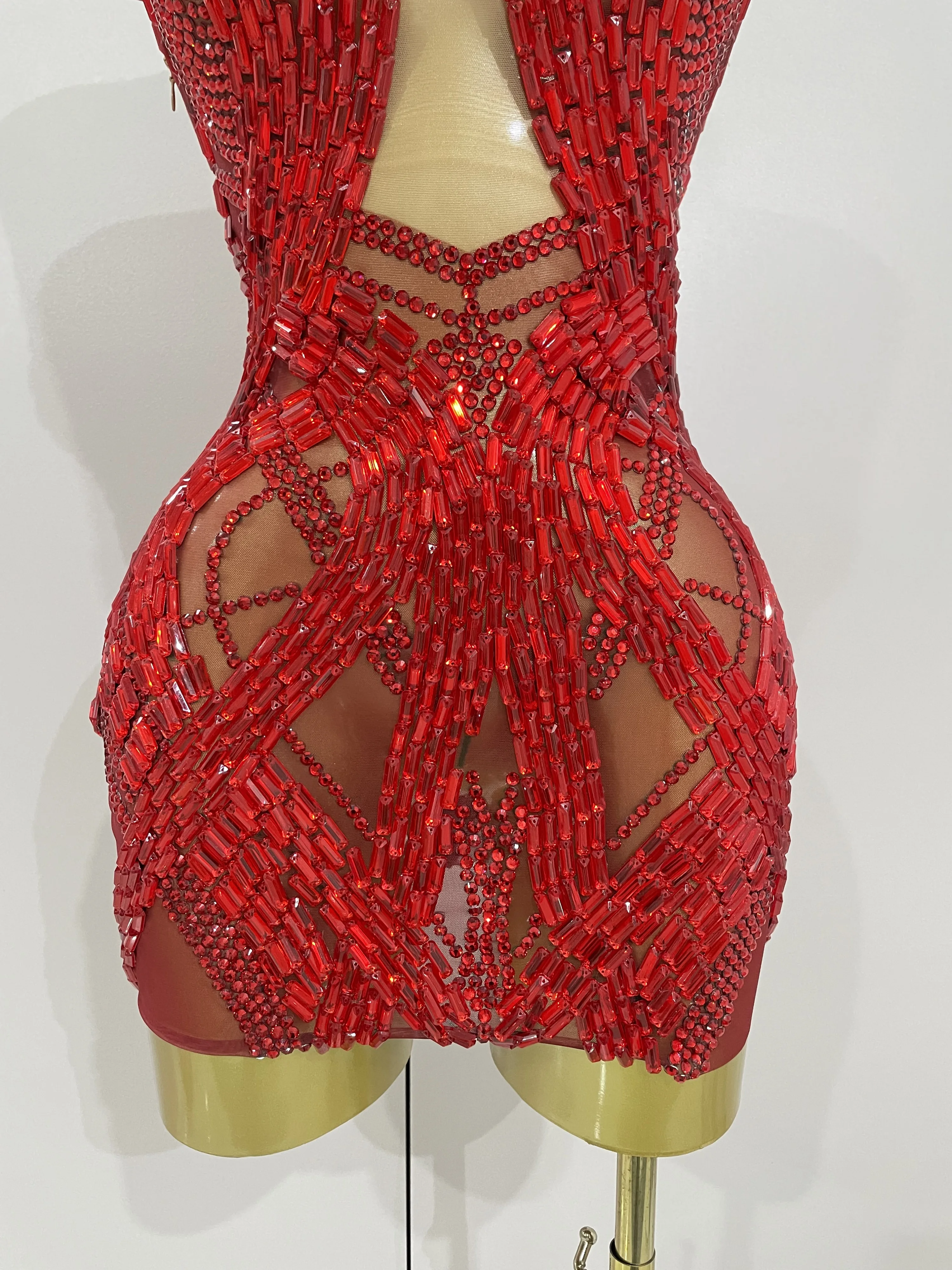 2025 Shining Red Rhinestones เซ็กซี่ตาข่ายดูผ่านชุดมินิผู้หญิงฉลองชุดราตรีชุดวันเกิดเวทียิงสวมใส่