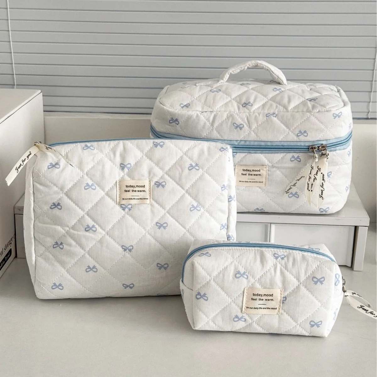 Unique and fresh hand-held storage bag, high aesthetic value, large capacity toiletry bag, sweet bow makeup bag