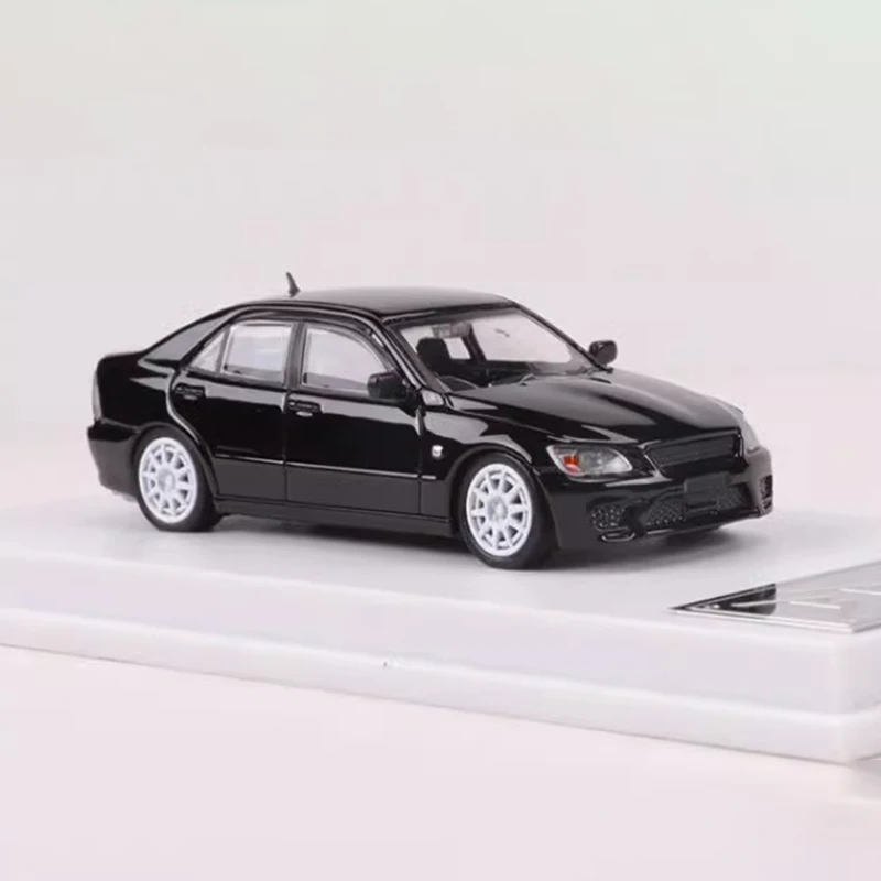 Diecast 1:64 Scale Altezza RS200 Alloy Car Model Gotowy produkt Symulacja Kolekcja zabawek Prezent Statyczny model Wyświetlacz Pamiątka