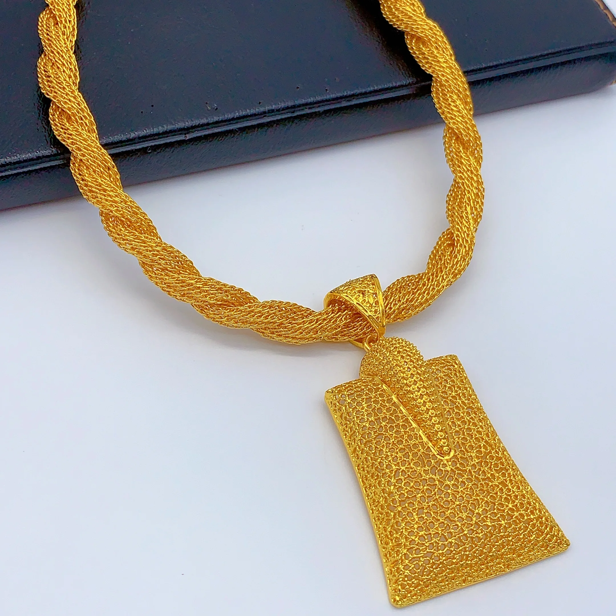 Luxuriöse afrikanische 24k vergoldete Schmucksets für Frauen, indische Brautschmuck-Sets aus Dubai mit gedrehter Kette, Halskette und Ohrringen, Hochzeitsschmuck im Großhandel. – Detail 3
