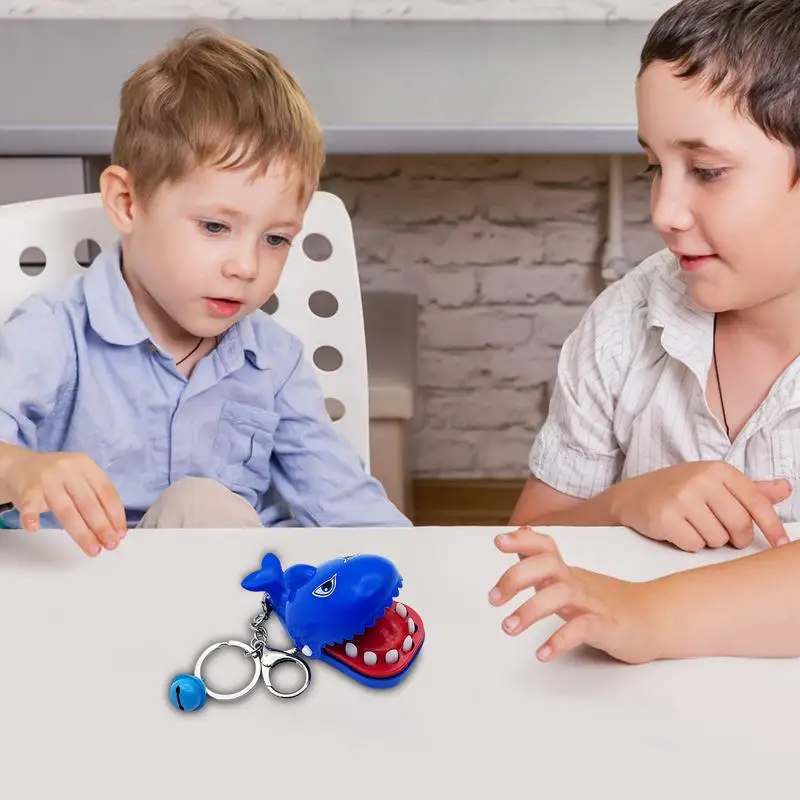 Mordendo dedo brinquedo interativo meninas mordendo mão crocodilo brinquedo chaveiro criança mordendo mão brinquedo animal gags piada prática brinquedos para 4