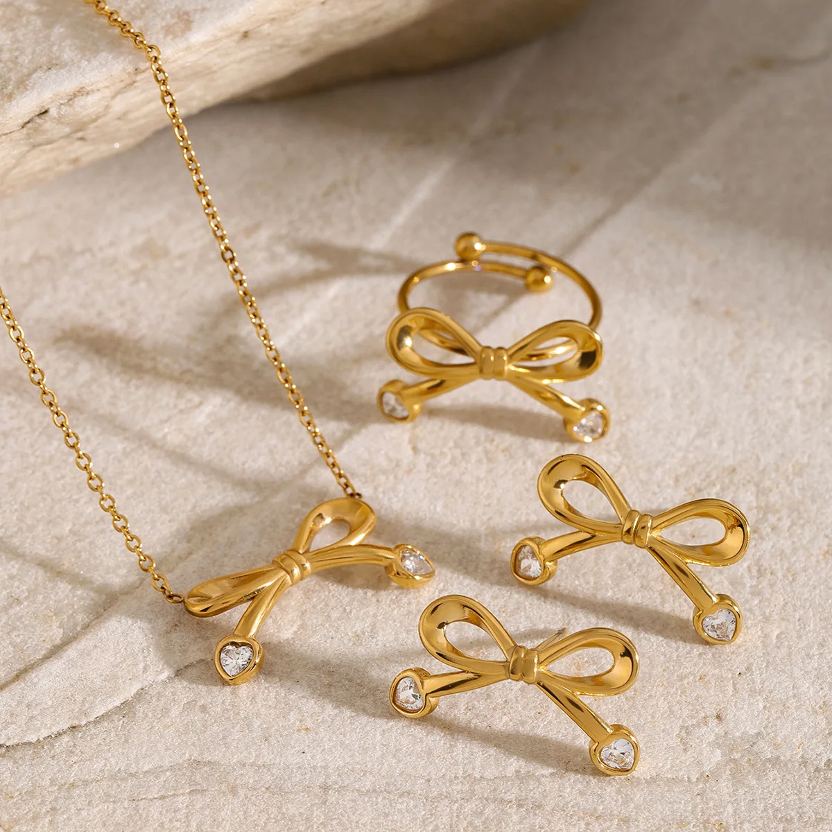 

Stainless Steel PVD 18K Gold Plated Tarnish Waterproof Crystal Knot Necklace For Woman Jewelry Wholesale INS