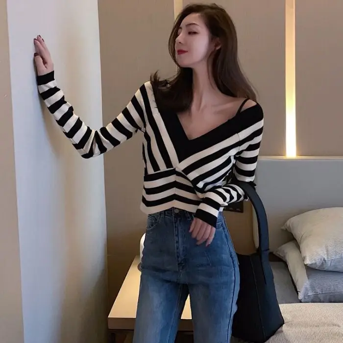 New Internet Celebrity Short Waist Top Korean Style V-neck Striped Knitted Sweater Long Sleeved Sweater Trendy