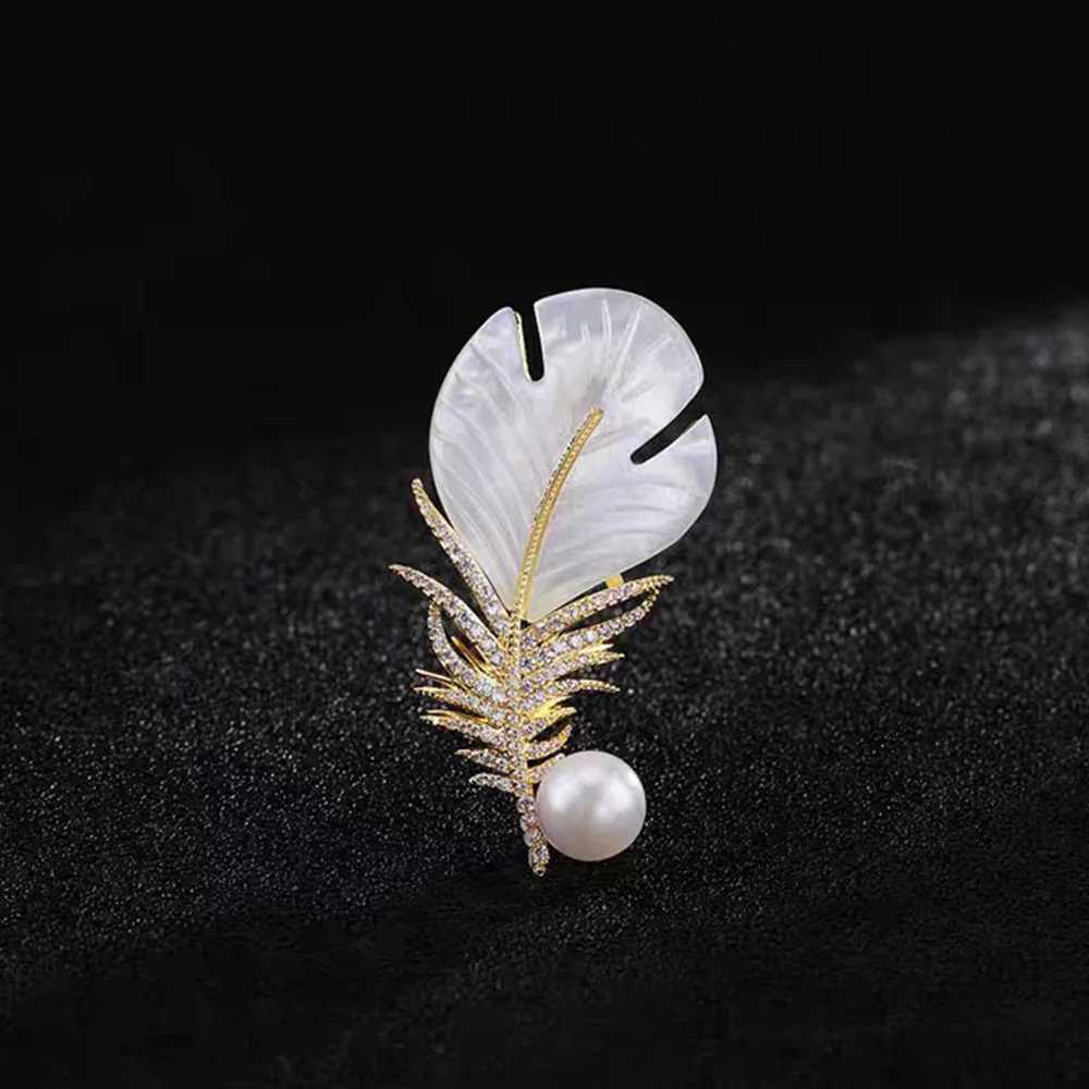 Fashion Crystal Shell Feather Brooch Pins For Women Luxury White Pearl Gold Color Party Wedding Gifts Clothing Accessories 2024