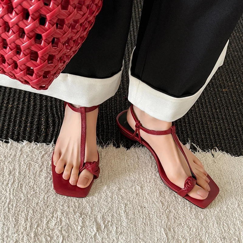 

Arden Furtado 2025 Summer cowhide Pinch toe T-Strap sandals Square toe Low heel Large size Buckle strap Open toe sandals