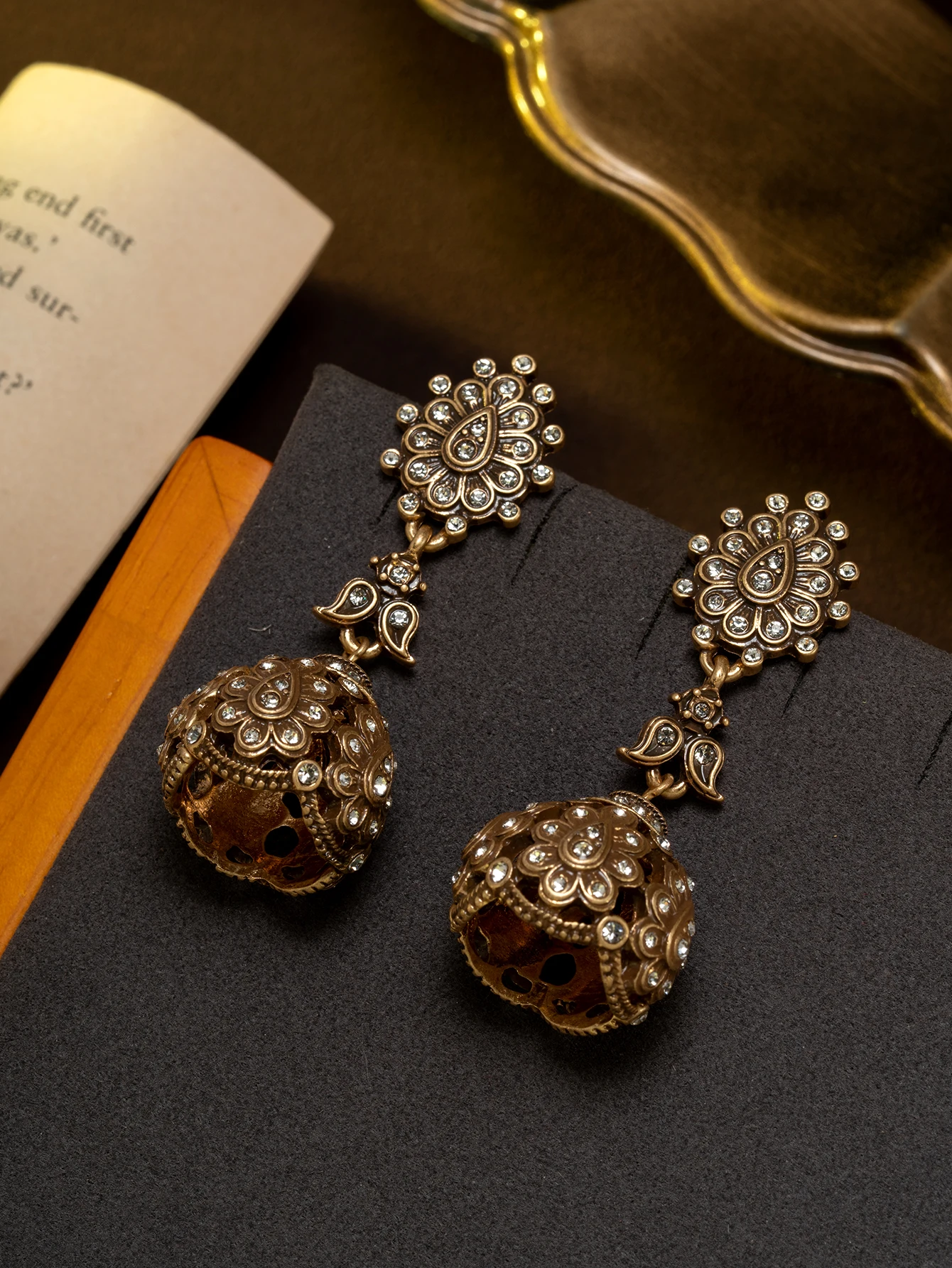 A Pair of Vintage Hollow-Out Lantern-Shaped Floral Earrings with Diamond Inlays and Carved Designs, Long Dangle Earrings, Palace-Style Craftsmanship, Suitable for Daily Wear and Parties, Women's Accessories, Gift-Givin