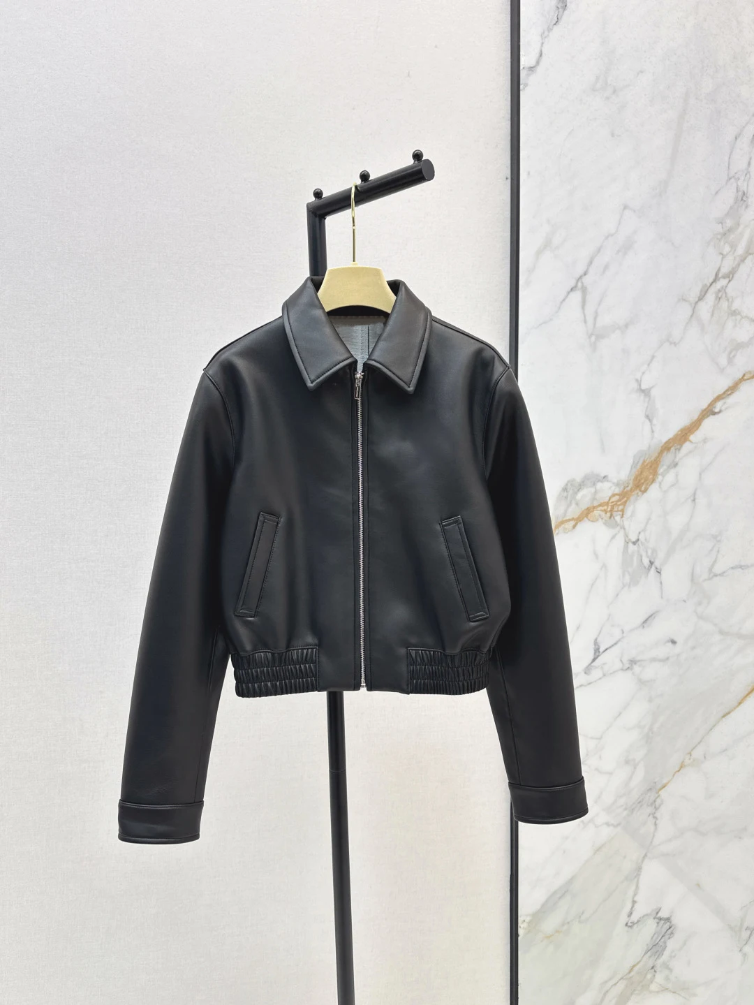 Giacca in vera pelle dal design con risvolto dentellato, elegante e vestibilità slim per un look lusinghiero, ultra morbida e confortevole