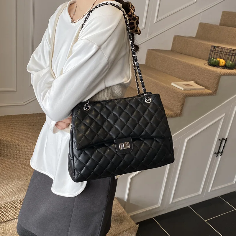 

Просторная большая сумка на цепочке 2025 года, повседневная женская сумка через плечо, однотонная сумка через плечо, универсальная пригородная сумка, текстурированная сумка на ремне