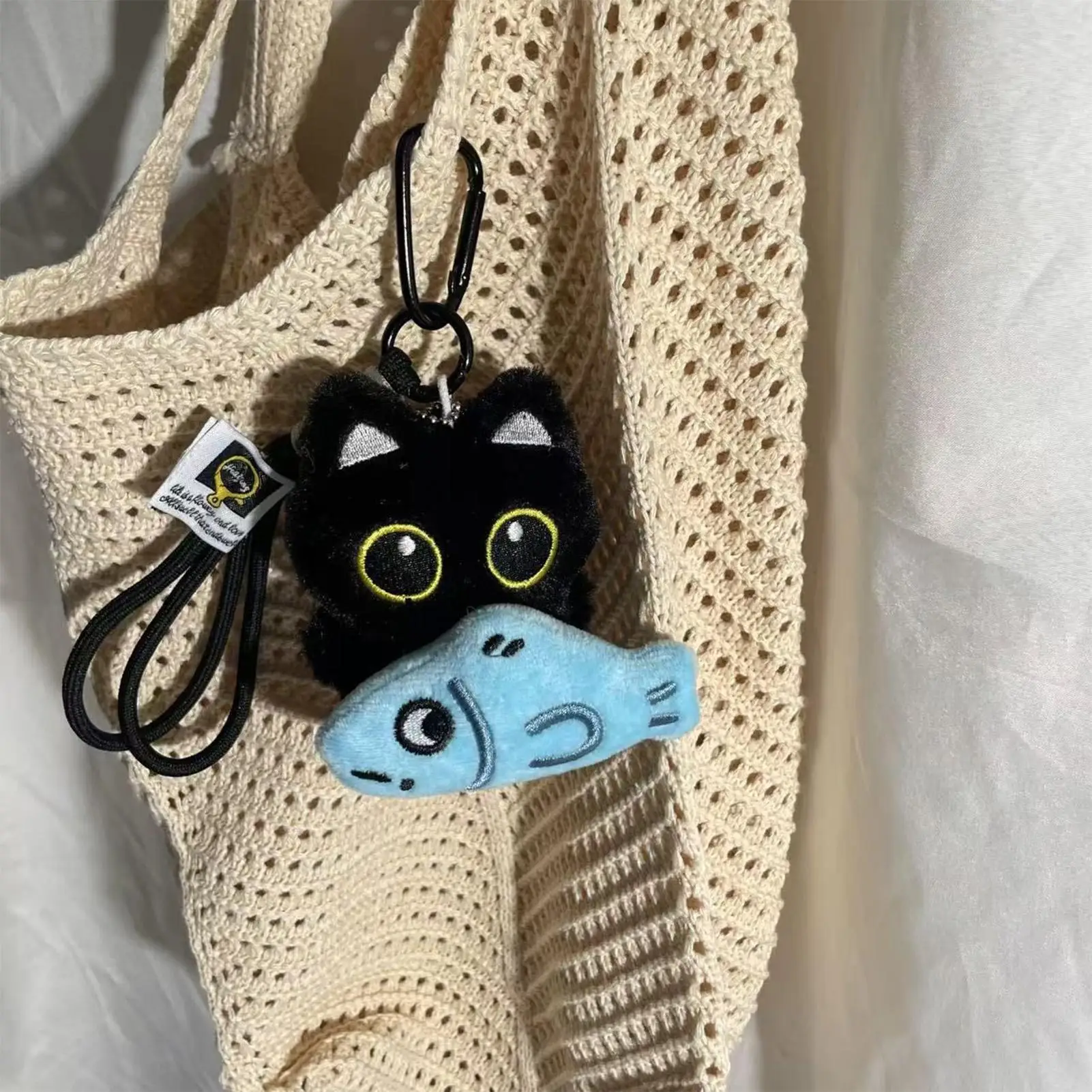 Lindo llavero de gato 3D de dibujos animados encanto colgante ornamento sosteniendo peces lindos llaveros de felpa para adolescentes mujeres niños bolsos mochilas
