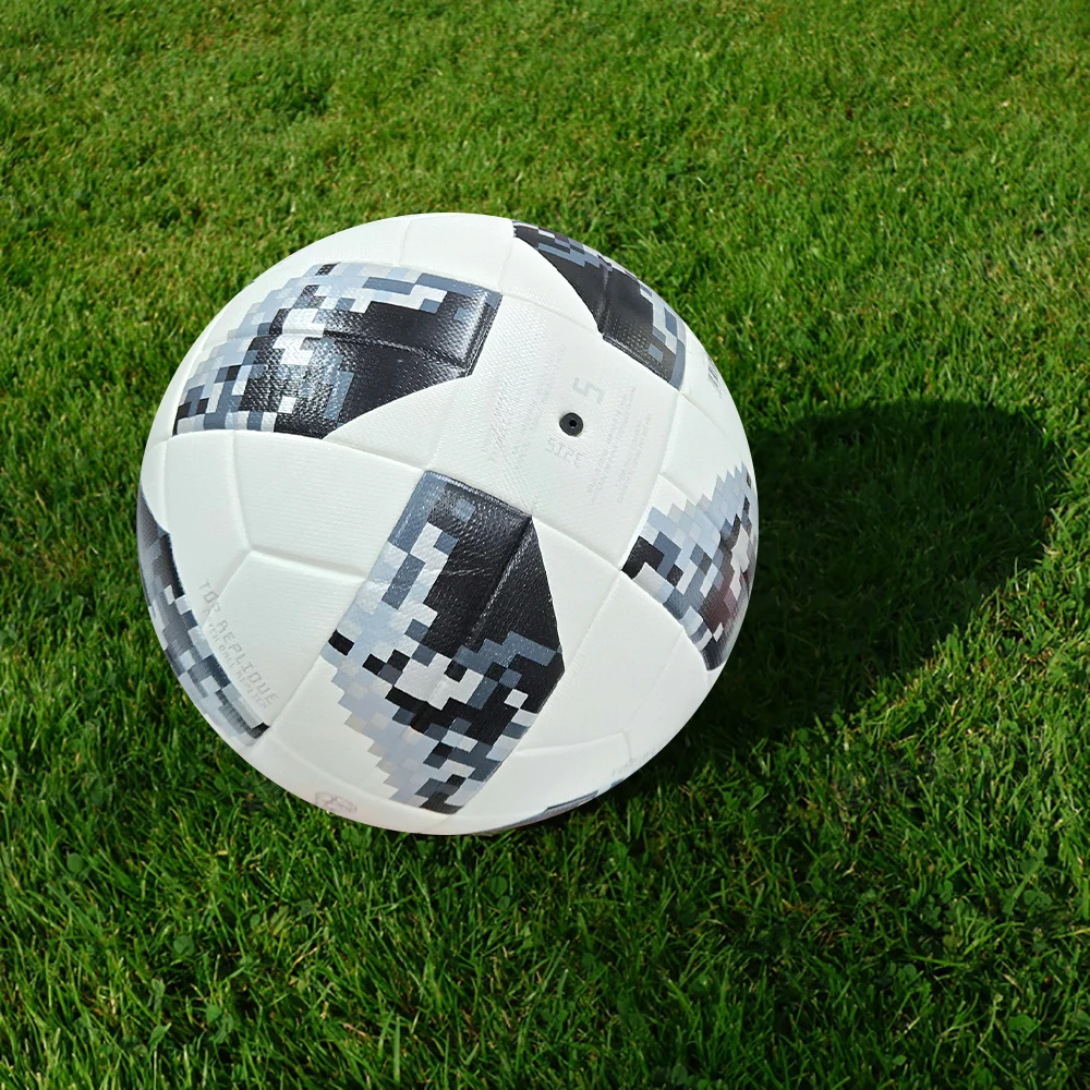 Le più nuove palloni da calcio Formato standard 5 Materiale PU Gioco di partite ufficiale all'aperto di alta qualità Allenamento di calcio Futbol senza soluzione di continuità