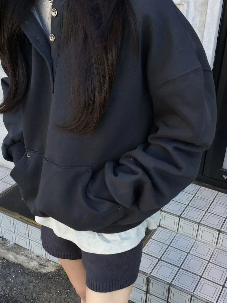 シックな早春のルーズフィット裏地付きパーカー レディースファッショナブルなボタンアップデザイン多用途レイヤリングトップ