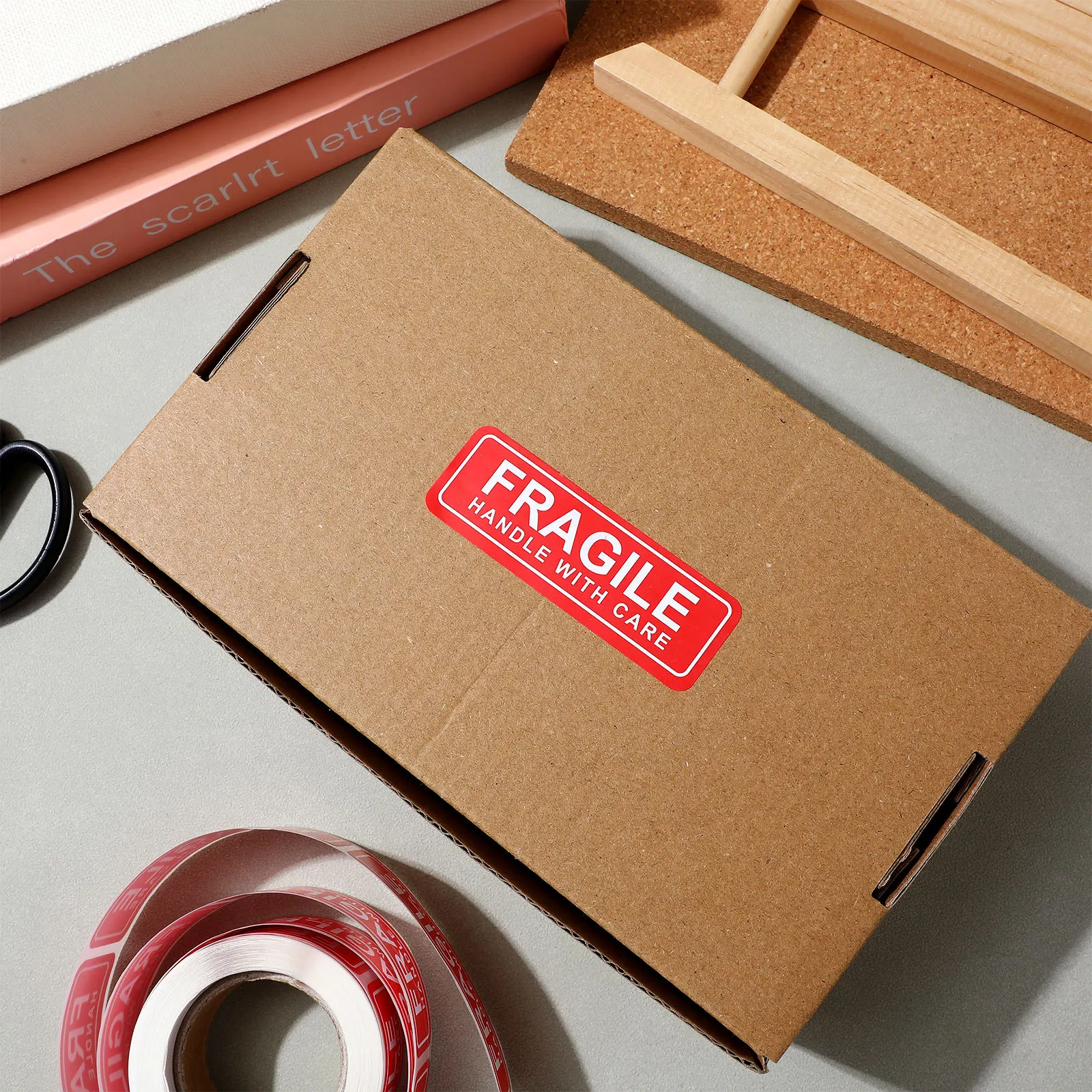 

150 шт., предупреждающие наклейки для доставки, хрупкая упаковка, этикетка с красной ручкой и клеем для ухода за коробками, барабанами, поддонами