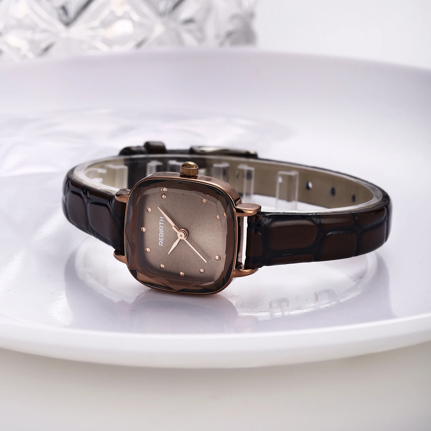 

Женские повседневные литературные и художественные кварцевые часы с ремнем, подходящие для повседневного ношения