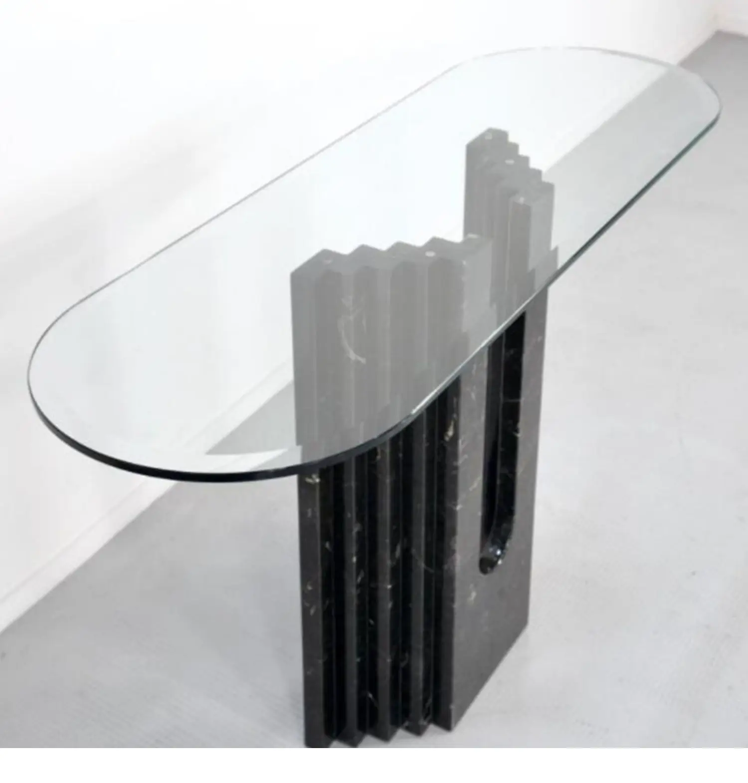 

Современный простой и стильный мебельный гарнитур из натурального черно-белого мрамора для виллы, стеклянный стол у стены