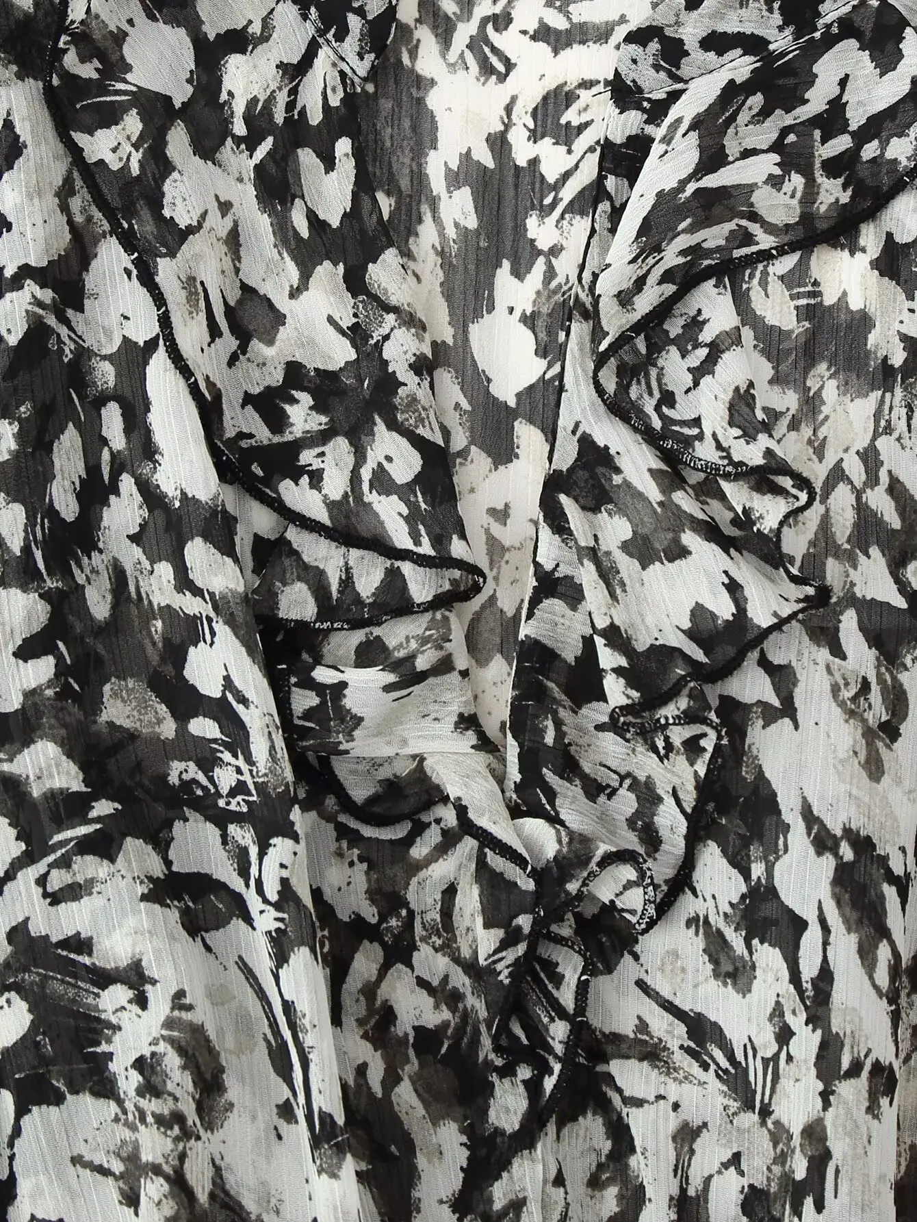 2025 ชุดเดรสพิมพ์ลายแขนยาวคอวีผูกเข็มขัดสไตล์ยุโรปและอเมริกาที่ทันสมัยและสง่างามของผู้หญิง