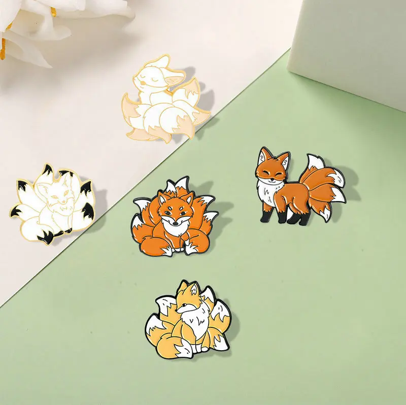 Alfileres esmaltados personalizados Kawaii, broches de animales bonitos, insignias de solapa, bolsa, joyería divertida de dibujos animados, regalo para niños, amigos, zorro de nueve colas