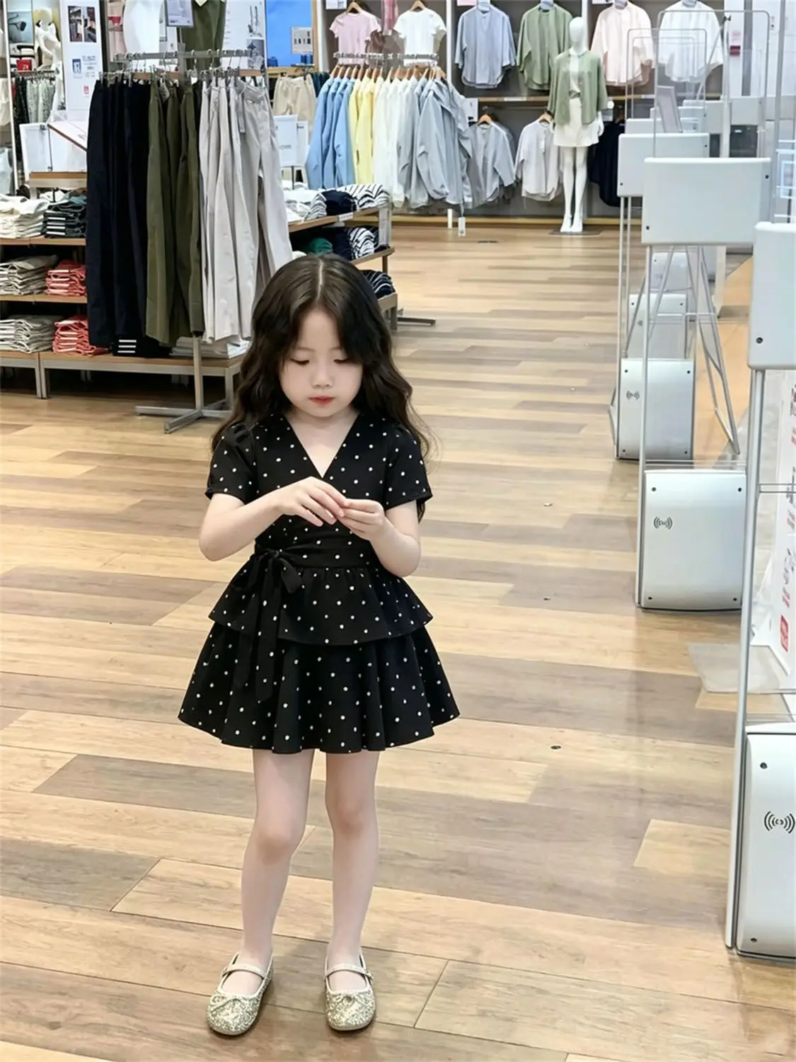Korean version of girls' 2026 summer new black polka dot dress with girl's temperament, waist cinching cake skirt