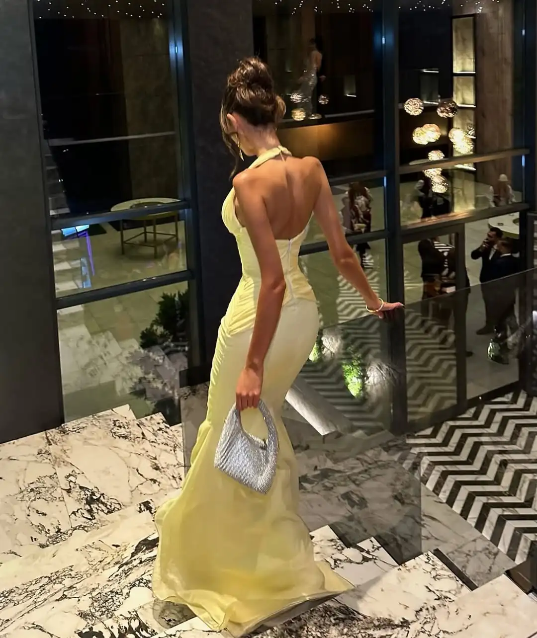 Offre spéciale élégante licou mince col en V robe sirène avec plis charmante robe de soirée dos nu Sexy robe de bal