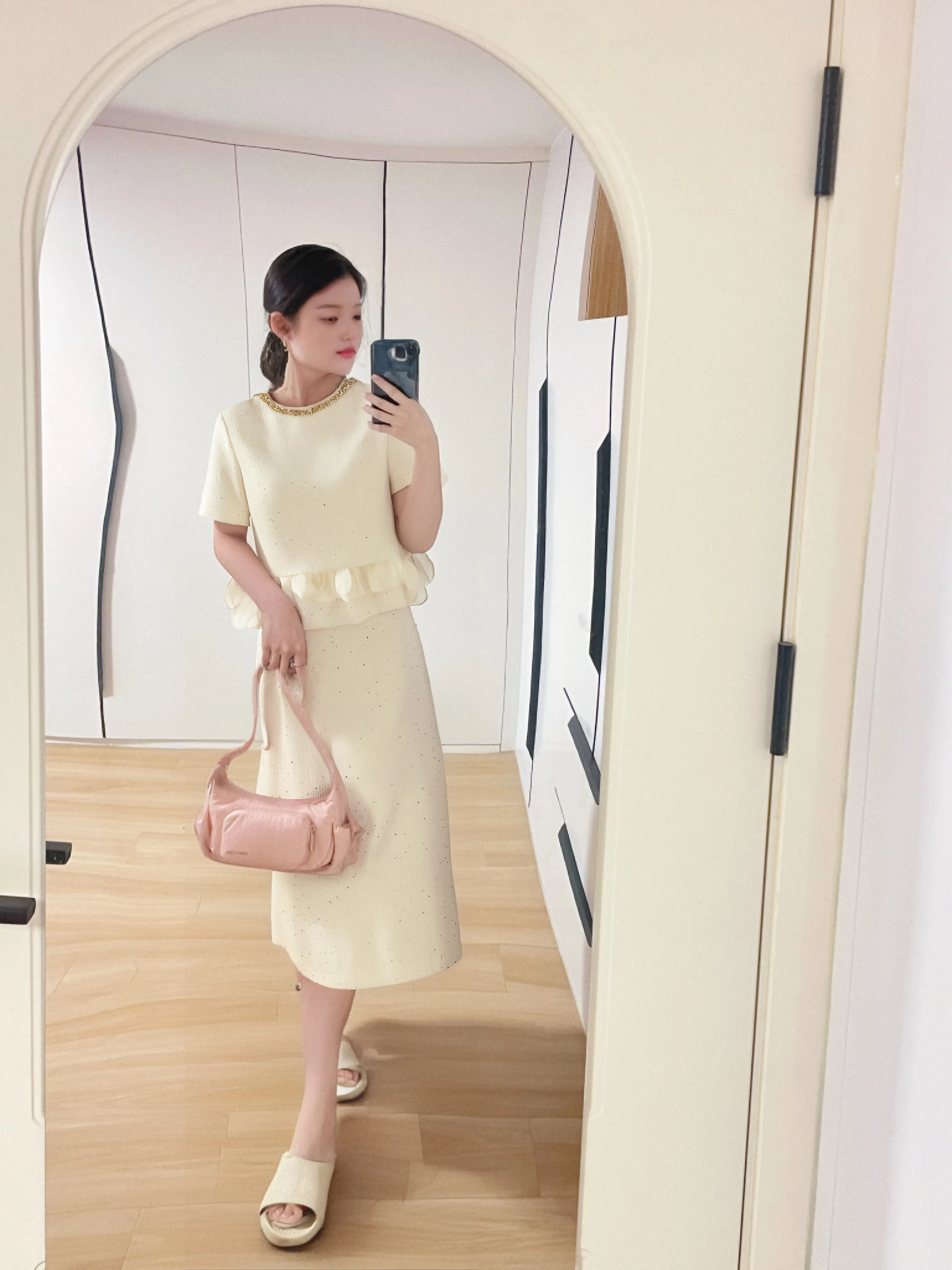 

Изысканный элитный элегантный темпераментный комплект из бисера для ногтей тяжелой промышленности, маленькая футболка с короткими рукавами и юбка в ароматном стиле