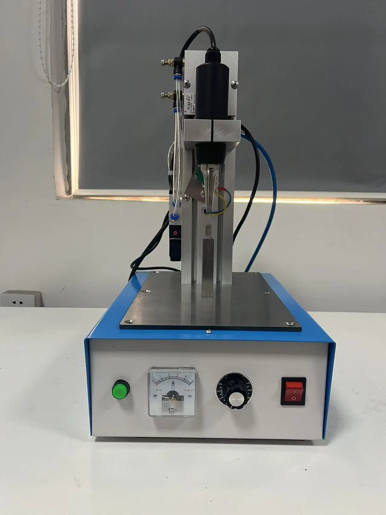 ​35K 1600W Foot-operated pneumatic ultrasonic plastic spot welding machine Plastic, PE, PET, food box spot welding machine