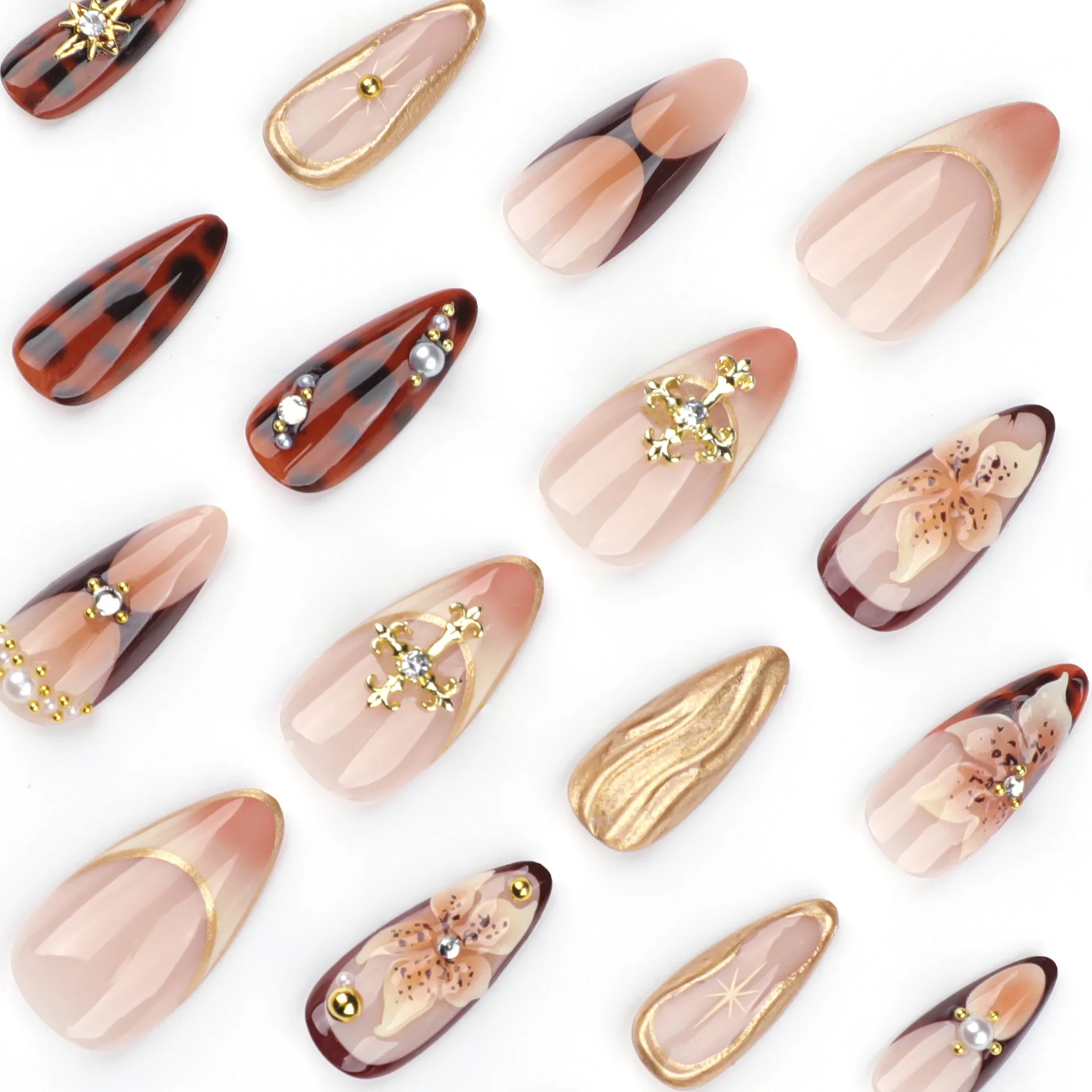 24 Buah Kuku Palsu Almond Panjang Gaya Perancis Coklat Kuku Tekan Bunga Setan Ukiran 3D Kuku Palsu Mutiara Garis Emas untuk Gadis Seksi